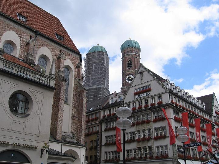 Muenchen 017.jpg - Das Wahrzeichen der Stadt ist die nahe dem Marienplatz gelegene gotische Frauenkirche mit ihren zwei markanten Türmen. Eine weitere gotische Hallenkirche ist die in der Barockzeit umgestaltete Heiliggeistkirche am Viktualienmarkt.